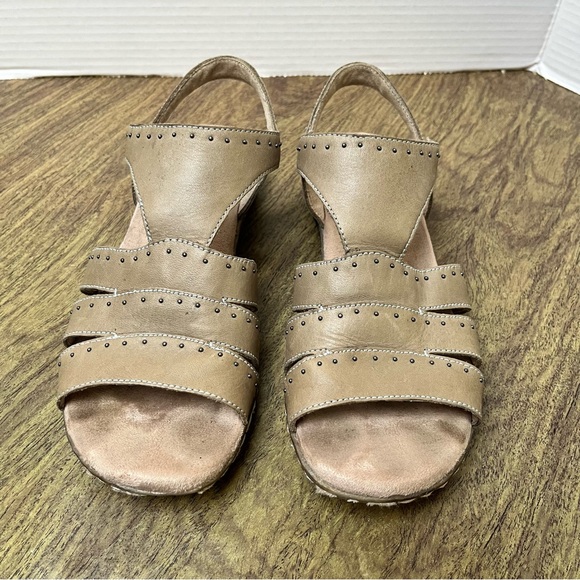 SOUL Naturalizer Beacon Studded Tan Beige Leather Sandals Size 8 - Picture 5 of 13